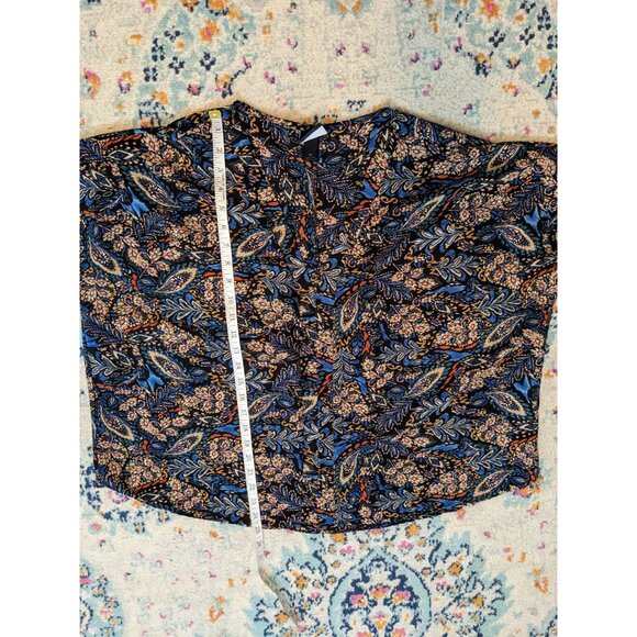Buckle Daytrip Leafy Printed Woven Boxy V-neck Textured Top - M - Picture 8 of 8